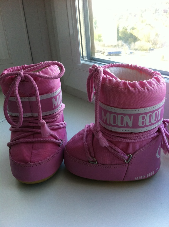 Продаю луноходы Moon Boot размер 19-22, стелька внутри 12см. Как новые!!!