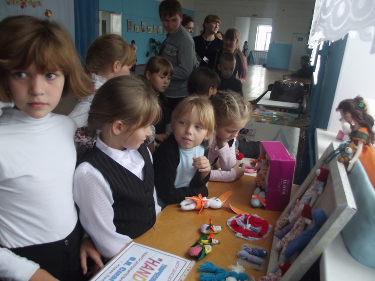 Выставка творческих объединений в школе