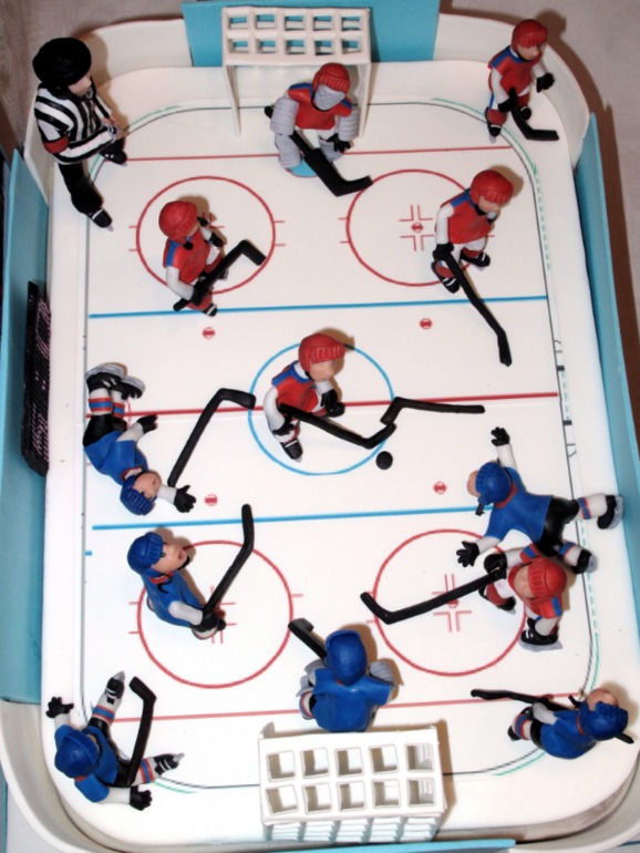 В хоккей играют настоящие...