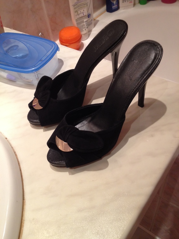 Замшевые черные босоножки 39 размер 500 рублей