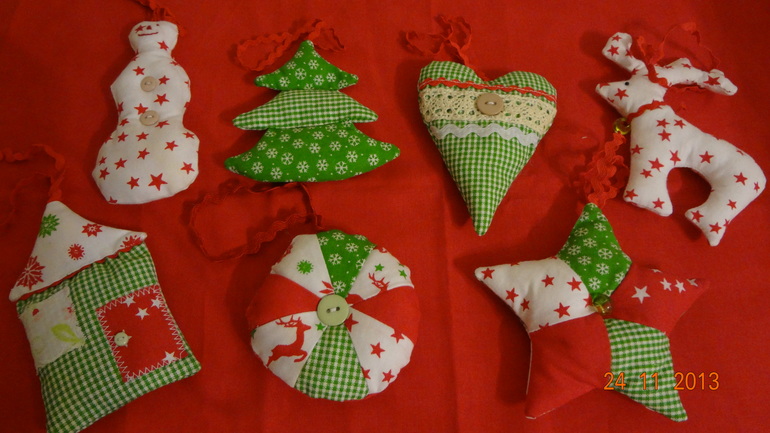 Новогодние игрушки на елку.