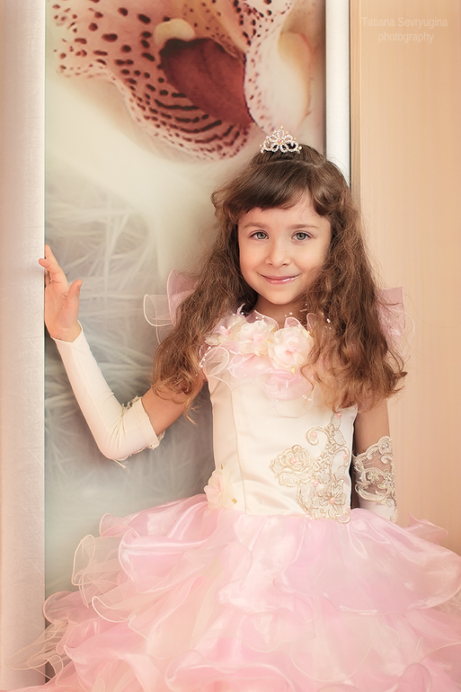 Прогулка мамы с дочкой в осеннем парке.