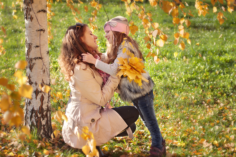 Прогулка мамы с дочкой в осеннем парке.