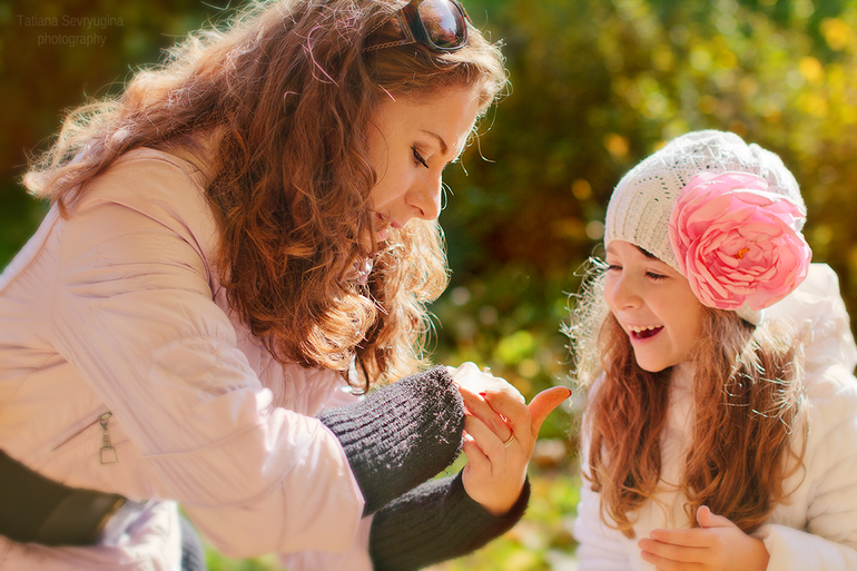 Прогулка мамы с дочкой в осеннем парке.