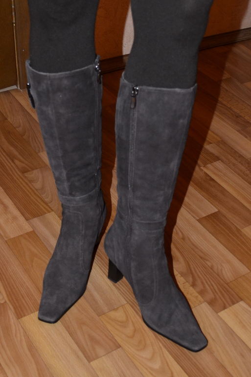 Продам зимние сапоги (замша, натуральный мех внутри) 39 размер 2000 руб.