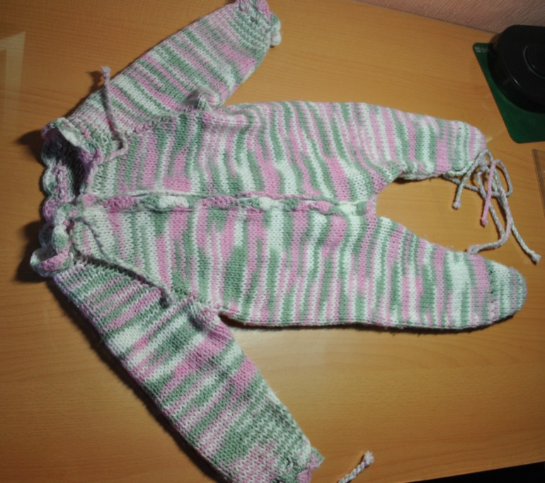 Продам вязаный комбинезон на малыша от 0 до 6 мес (б/у в идеальном состоянии)