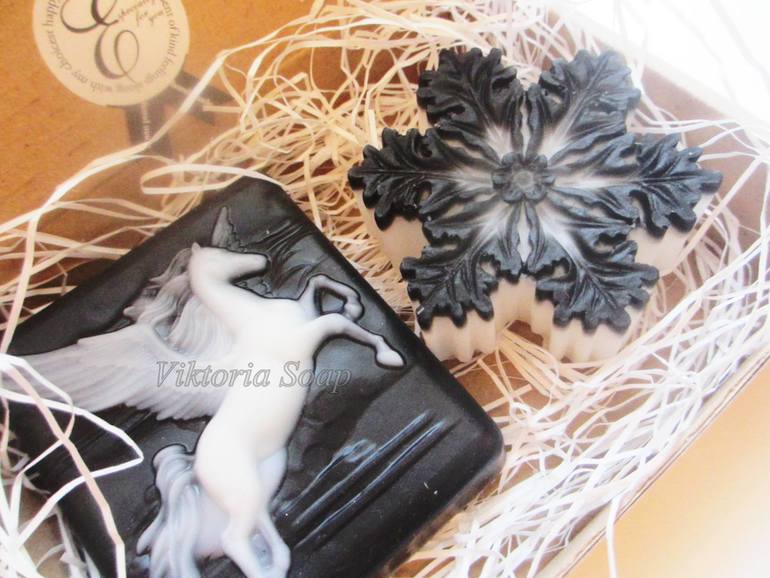 В черно-белой заливке.