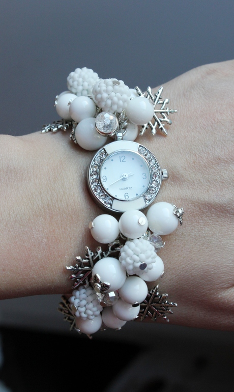 Часы "Белые снежинки"