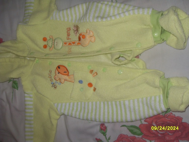 Продам срочно пакет вещей для двойни девочек от 6 мес. до 1,5 лет.