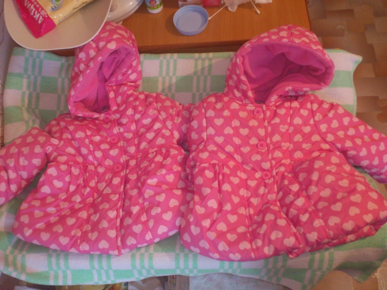 Продам срочно пакет вещей для двойни девочек от 6 мес. до 1,5 лет.