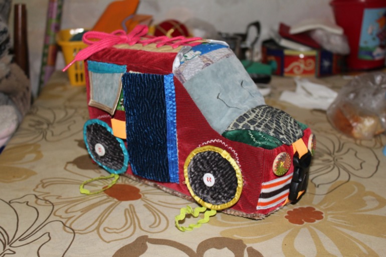 Развивающая машинка с застежками