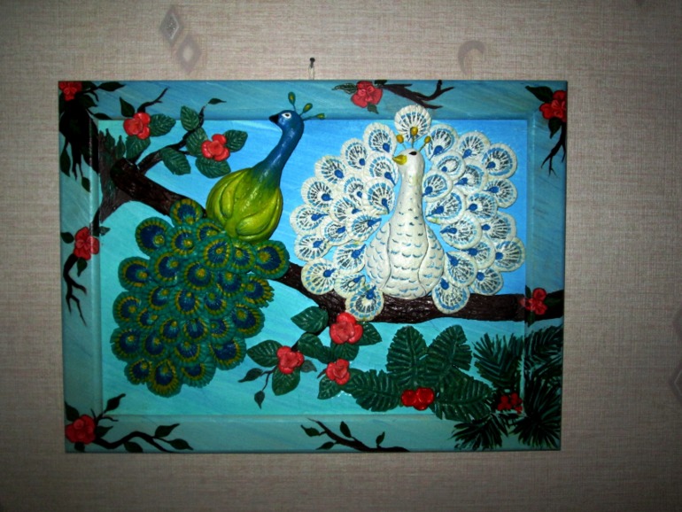 Цветущий папоротник и павлины