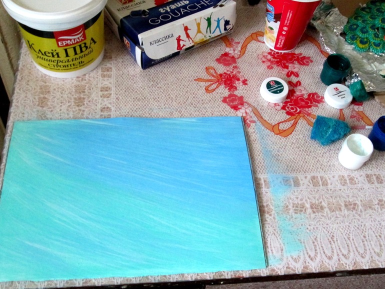 Цветущий папоротник и павлины