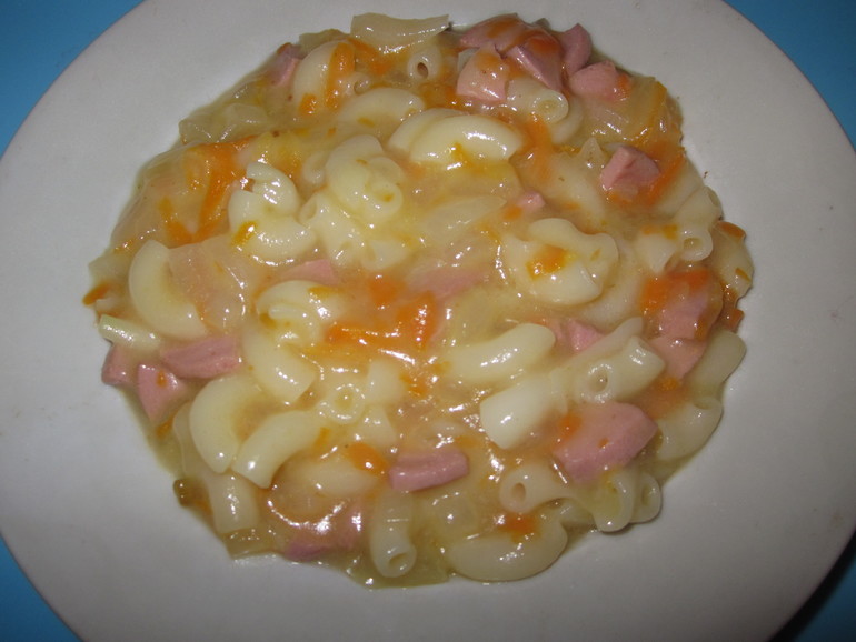 Макарошки с домашними сосисками, в ароматной подливке)