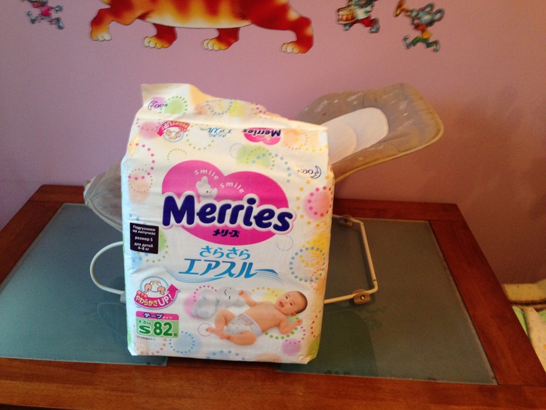 Продам Подгузники Merries S + Кресло качалка в подарок