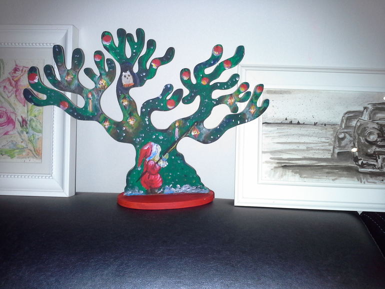 Принимаю заказы на роспись интерьерных вещиц из дерева, графику и акварельные миниатюры.