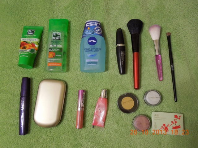 Решила похвастаться своей косметичкой))