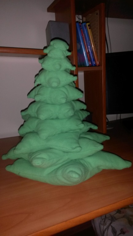 Ёлка это подушка)))