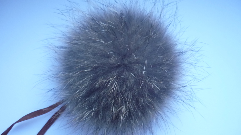 Меховые помпоны из Енота. Цвет натуральный.