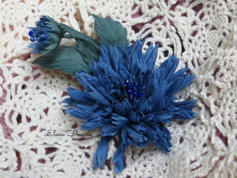 Шелковая брошь "Синий Василек"