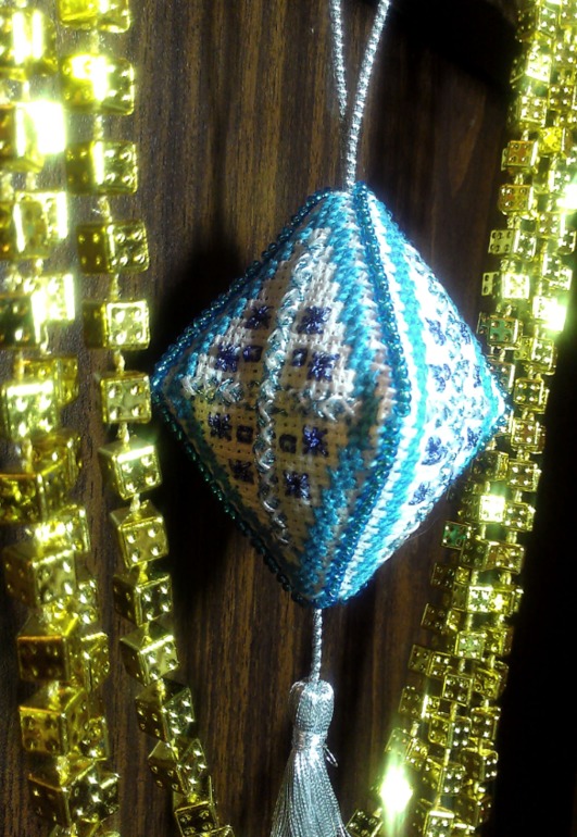 Сосулька - не сосулька, но очередная елочная игрушка)))