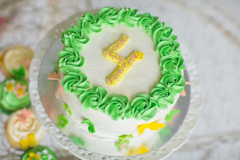 Тортик с бабочками и розочками.