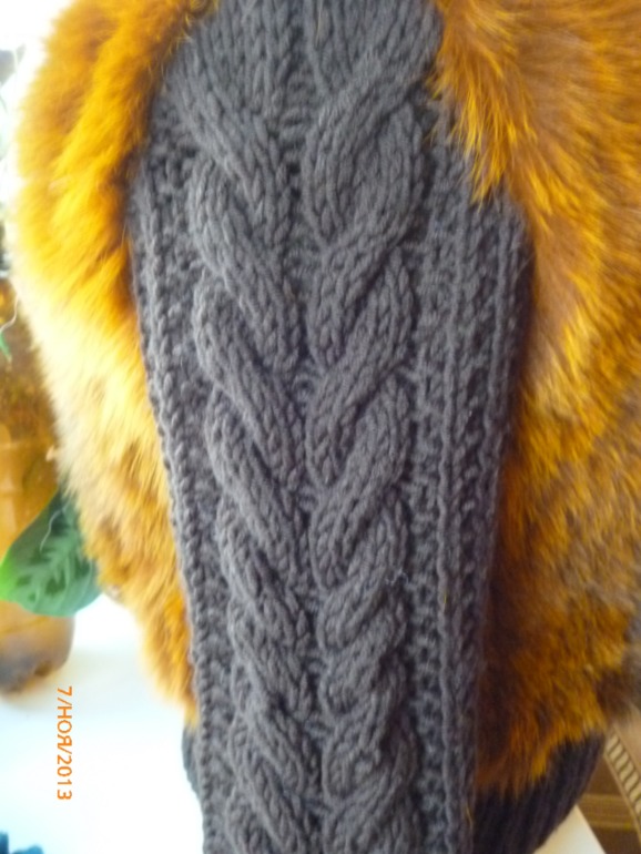 И ещё пара давних вязалок. Куртка из меха и платье.