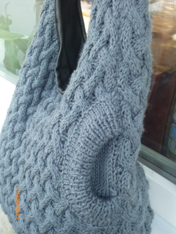 Свитер и сумка из он-лайна.