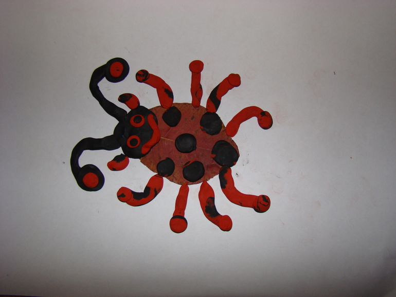 Наши поделки (веселый жучек и божья коровка)