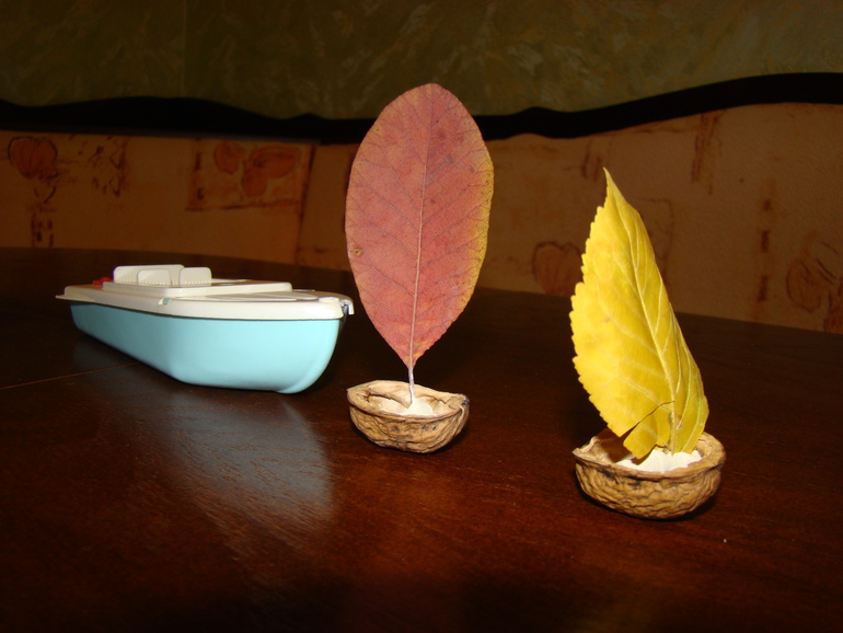 Отпечатки листочков и кораблики