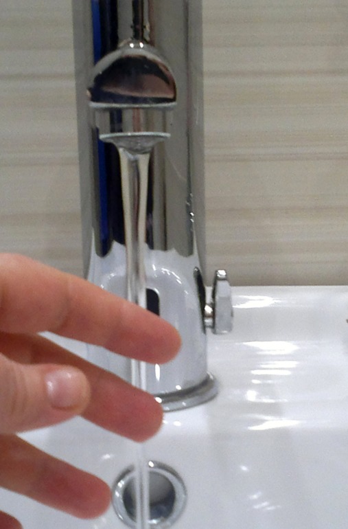 Бесконтактный смеситель в ванной