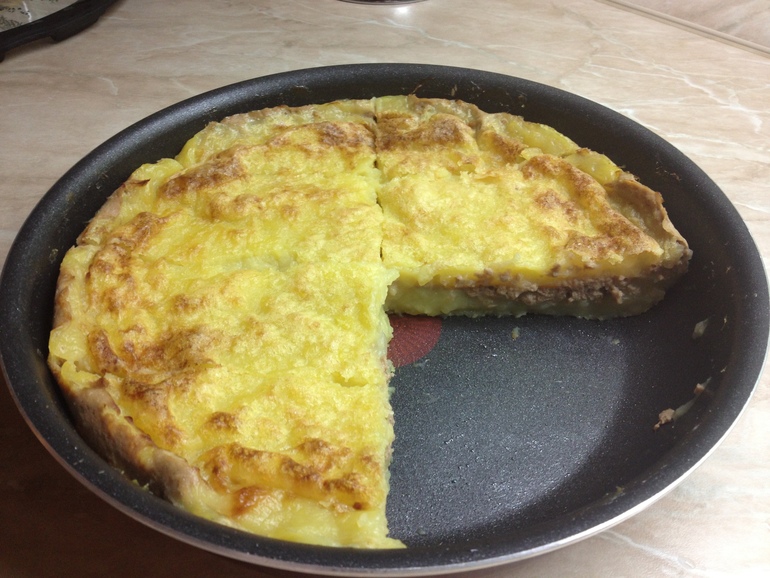 Запеканка из картошки,мяса, соли, растительного масла, воды.