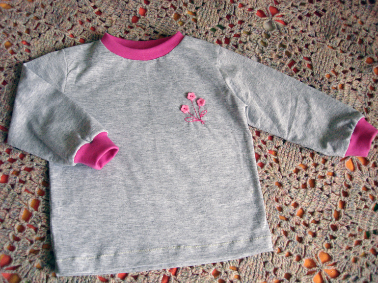 Первое платьеце, костюмчик и пара кофтеек для дочурки.