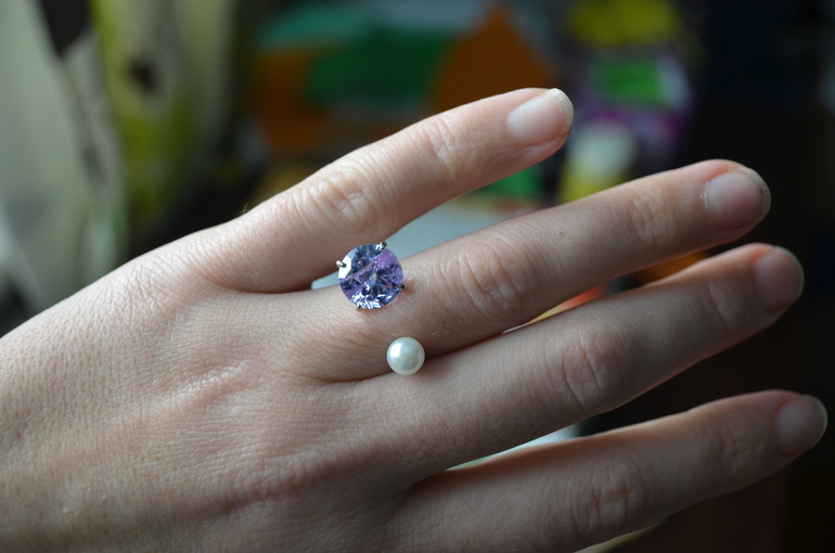 обручальное и помолвочное кольцо. золотые перстни взамен обручальному кольцу. эпл якутские бриллианты кольцо э09к041525. кольцо с надписью. кольцо форум.