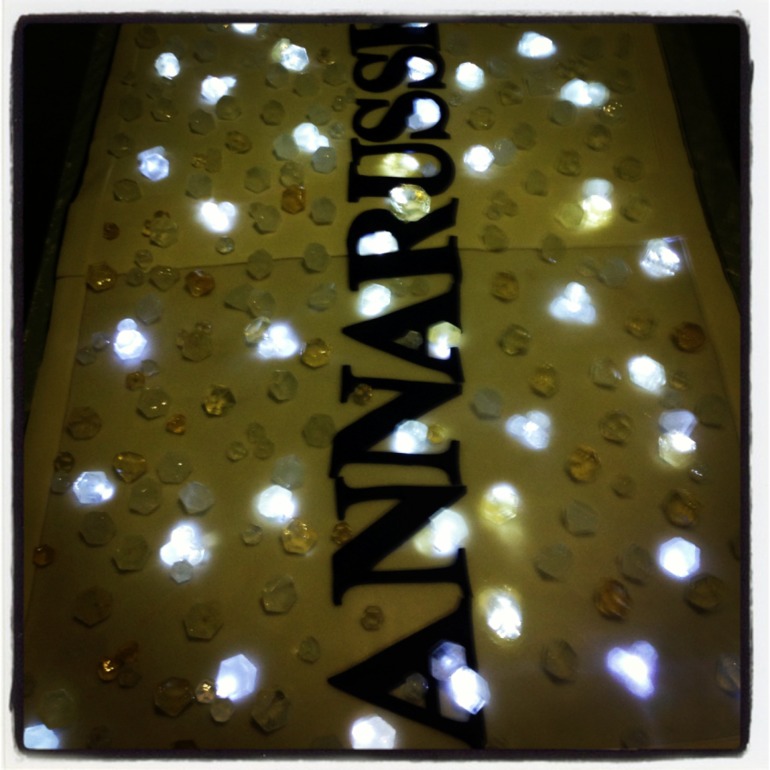 бриллианты светящиеся в темноте 38 кг)