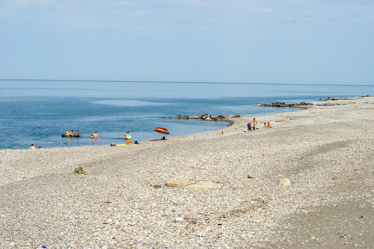 Море сочи вардане. Пляж Шексна Вардане. Вардане пляж. Вардане санаторий Шексна пляж. Вардане песочный пляж.