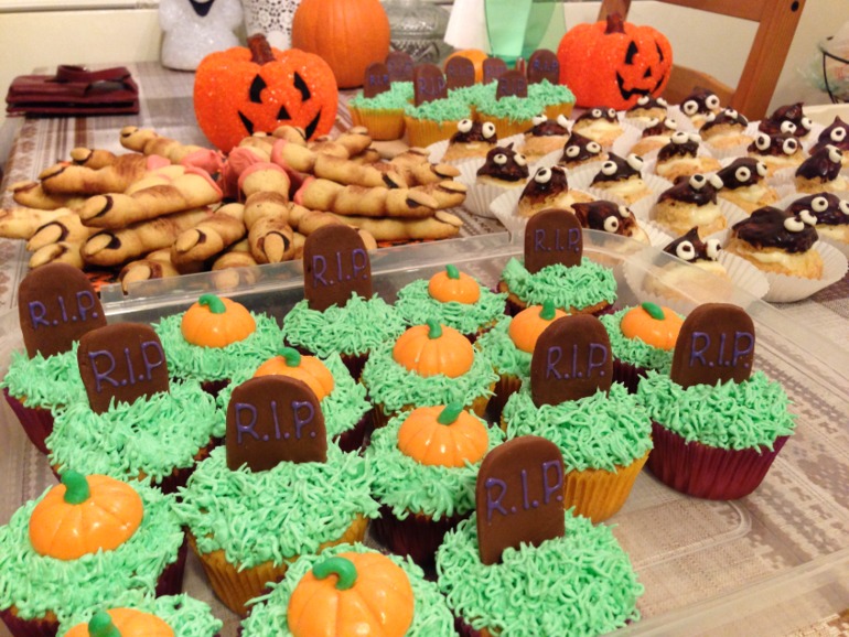 Страненько, но вкусно. Печенье, эклеры и капы