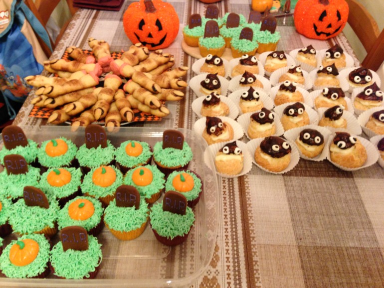 Страненько, но вкусно. Печенье, эклеры и капы