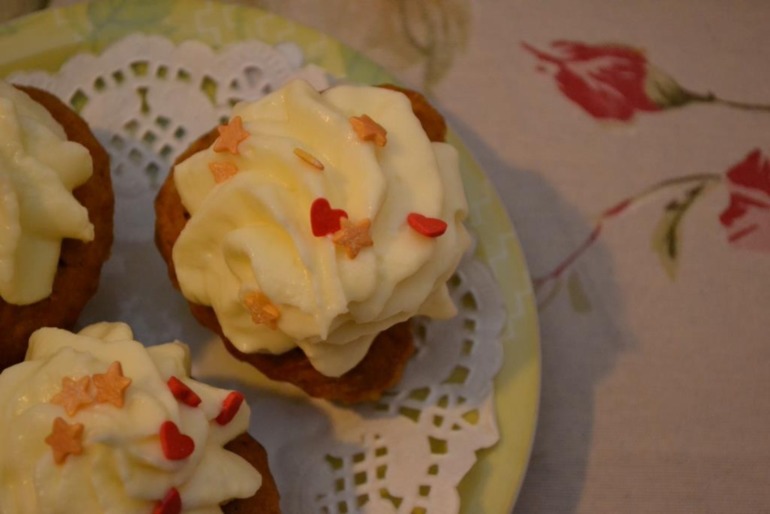 Морковные кексы с кремом из сливочного сыра.