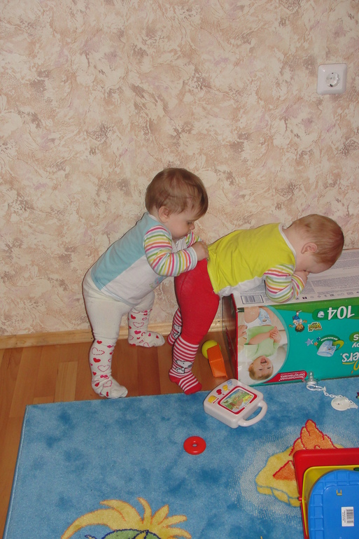 10-11 мес или всего один шаг до года))