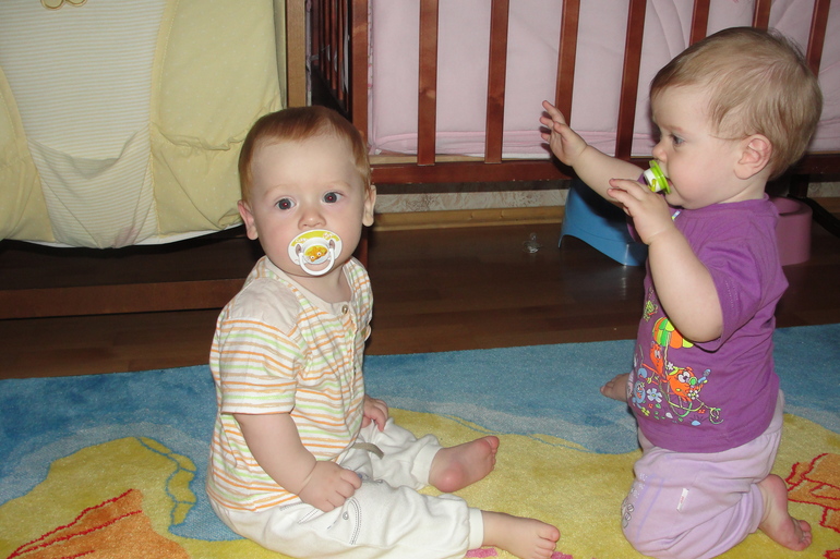 10-11 мес или всего один шаг до года))