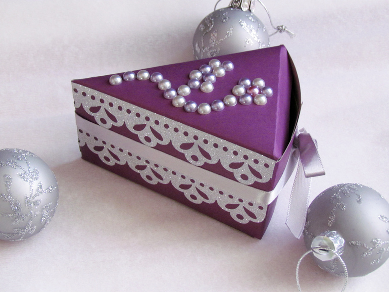 Коробочка-пирожное на Новый год для лучшей подруги)