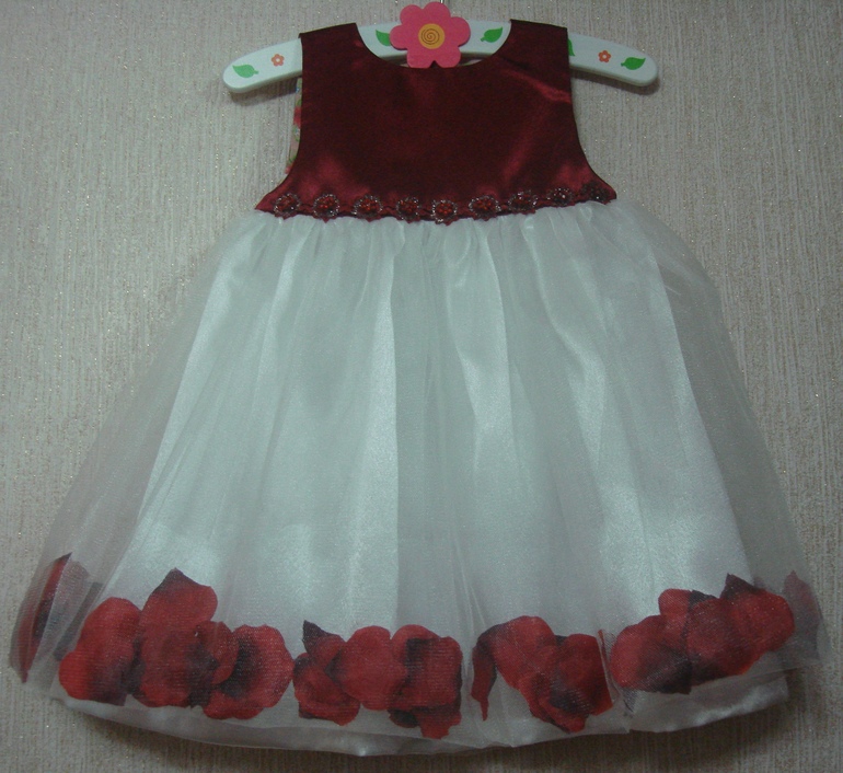 Платье с лепестками роз