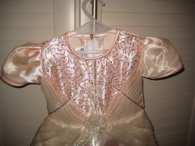 Нарядное платье для девочки на 1-1,5года.