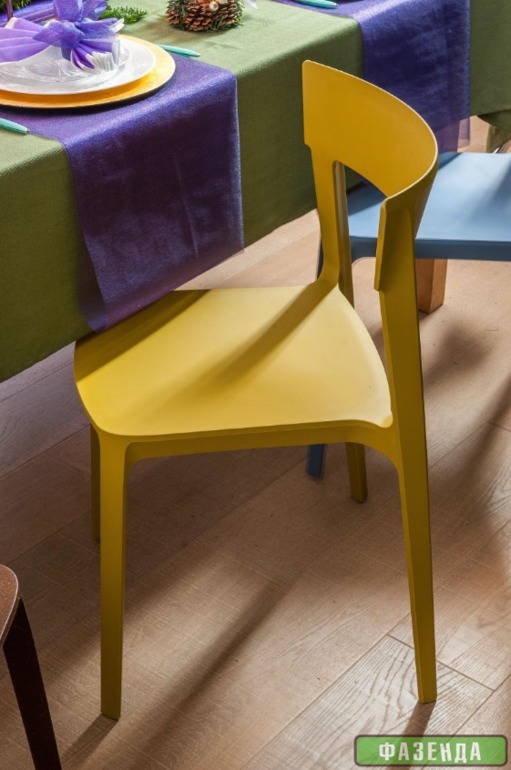 Веселый интерьер, но такой яркий. А вам как?