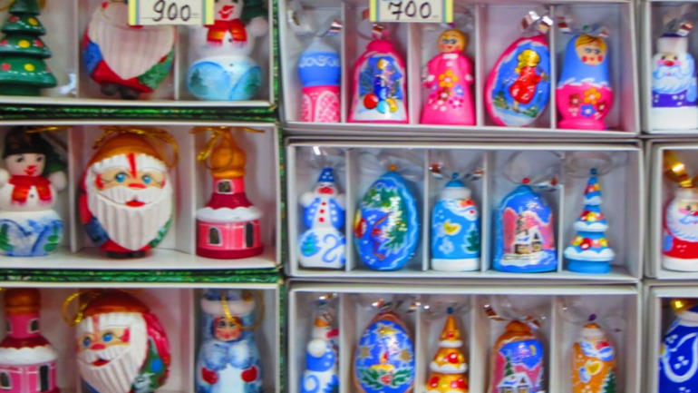 Деревянные Деды Морозы.