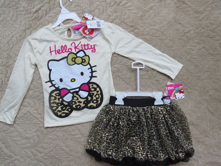 Одежда для девочек:комплекты, костюмы,платья в наличии новые.