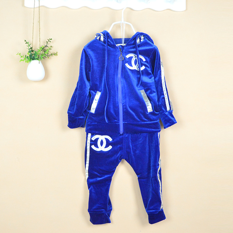 Одежда для девочек:комплекты, костюмы,платья в наличии новые.