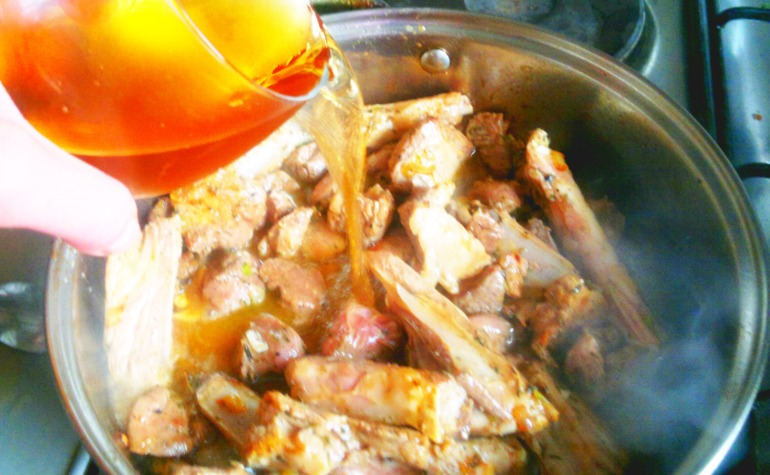 Паста с ароматной бараниной в сливочно-винном соусе