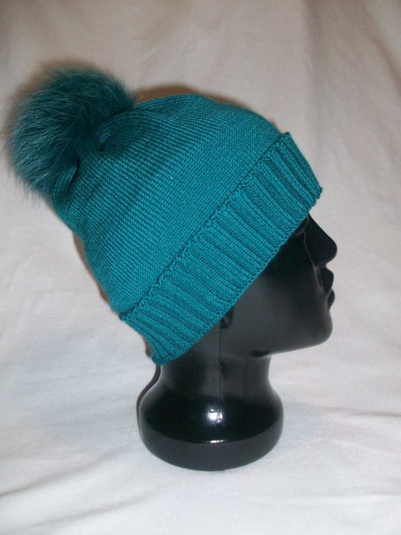 Пристраиваю! Шапочка с меховым помпоном!